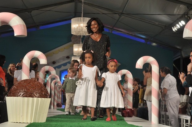 Gloria Maria com as filhas no Fashion Kids (Foto: Roberto Teixeira/EGO)