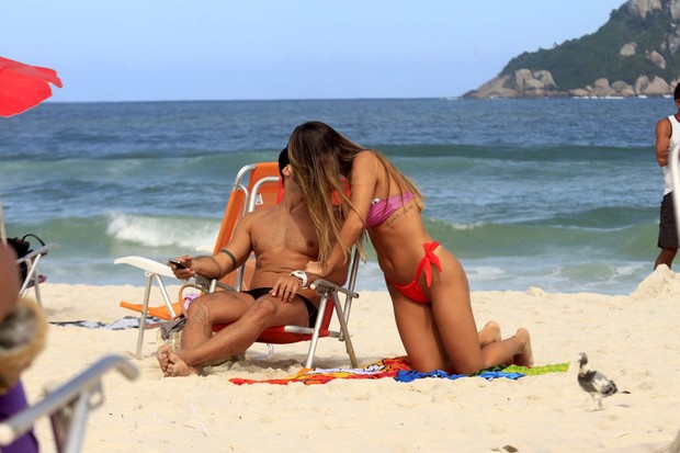 Yuri ex-BBB na praia (Foto: Marcos Ferreira/Photorio News)