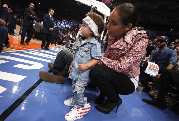 Alicia Keys com o filho Egypt em jogo de basquete em Nova York, nos Estados Unidos (Foto: Reuters/ Agência)