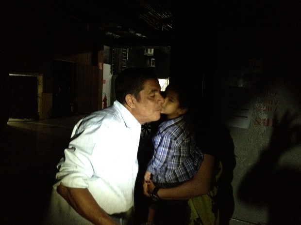 Zeca Pagodinho ganha beijo do neto nos bastidores de show (Foto: Reprodução/Twitter)