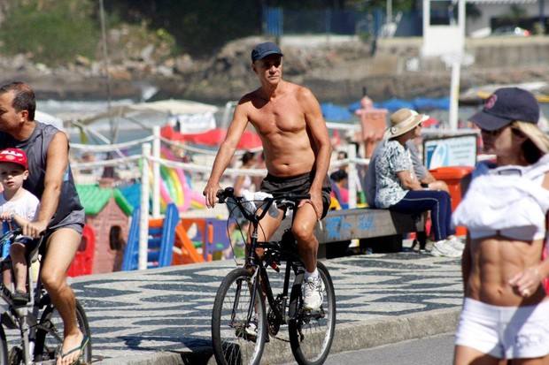 Marcos Caruso pedala no Rio (Foto: J.Humberto/ AgNews )