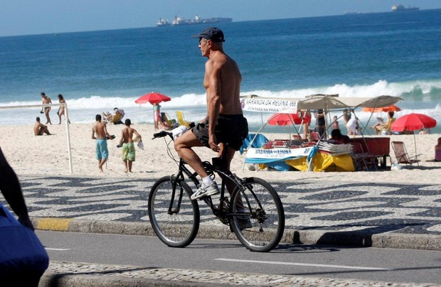Marcos Caruso pedala no Rio (Foto: J.Humberto/ AgNews )