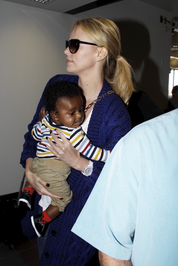 Charlize Theron com o filho, Jackson (Foto: X17)