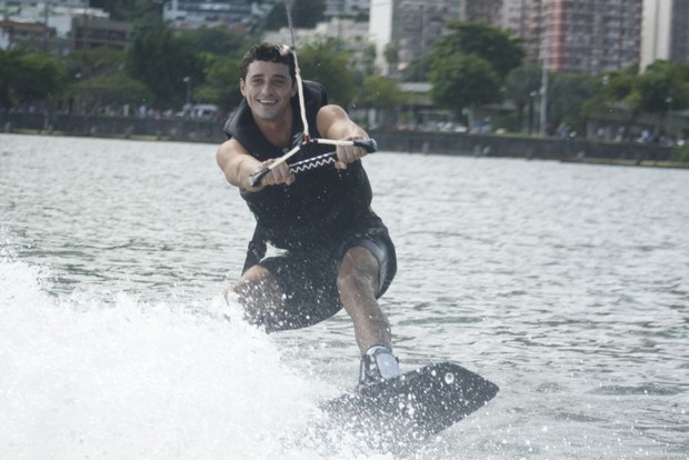 Ex-BBB Fael posta foto fazendo wakeboard (Foto: Twitter / Reprodução)