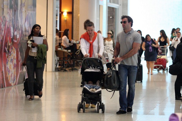Letícia Birkheuer com o marido e o filho no aeroporto Santos Dumont (Foto: Henrique Oliveira / Photo Rio News)