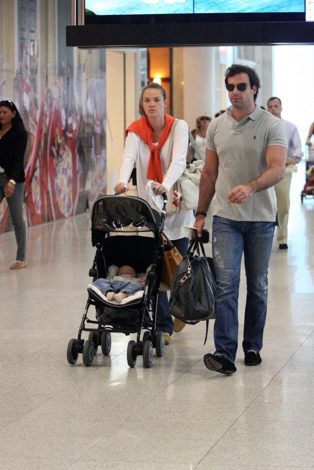 Letícia Birkheuer com o marido e o filho no aeroporto Santos Dumont (Foto: Henrique Oliveira / Photo Rio News)