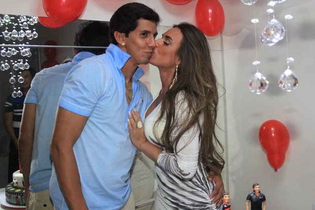 Nicole Bahls comemora aniversário do namorado Victor Ramos no Rio (Foto: Rodrigo dos Anjos / Ag. News)