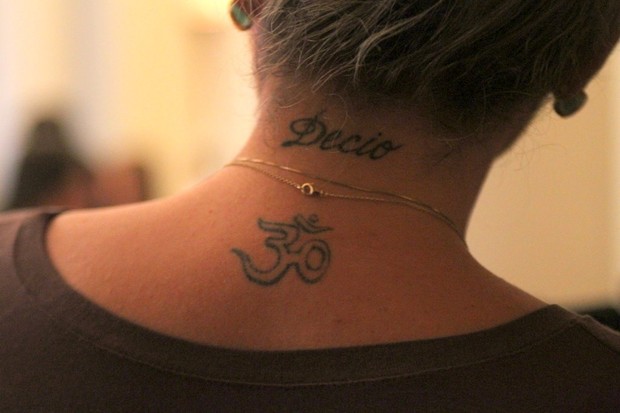 Mirian Martin tatua o nome do namorado na nuca  (Foto: Daniel Delmiro / AgNews)