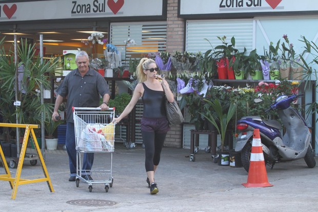 Danielle Winits saindo do supermercado, no Rio (Foto: Clayton Militão / Photo Rio News)