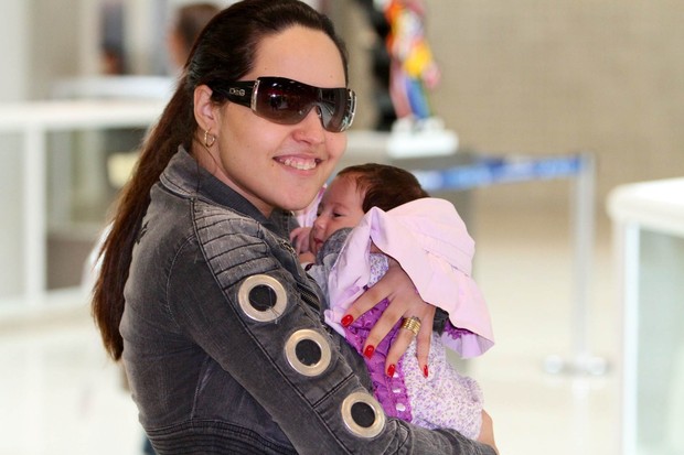 Perlla com a filha no aeroporto (Foto:  Leotty Junior / AgNews)