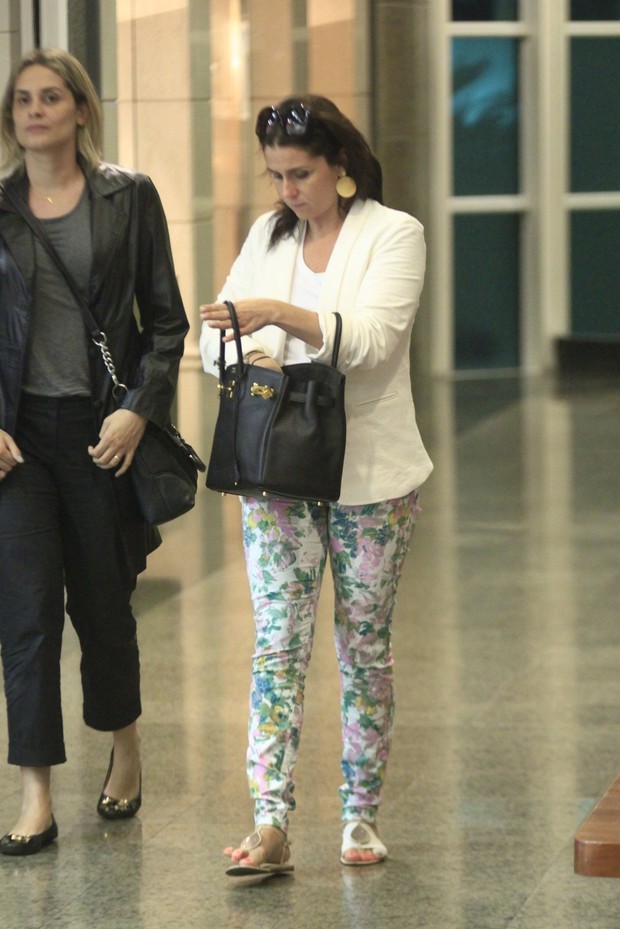 Giovanna Antonelli passeia com amiga em shopping do Rio (Foto: Marcos Ferreira / Photo Rio News)