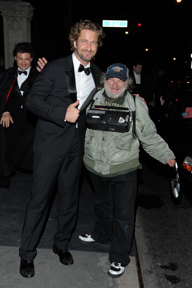 Gerard Butler posa com mendigo antes de entrar em festa pós-MET (Foto: Getty Images)