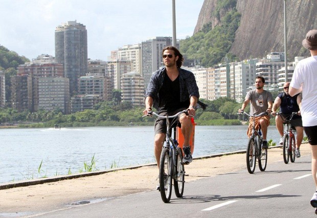 Jared Padalecki no Supernatural passeia pela Lagoa (Foto: Ag News)