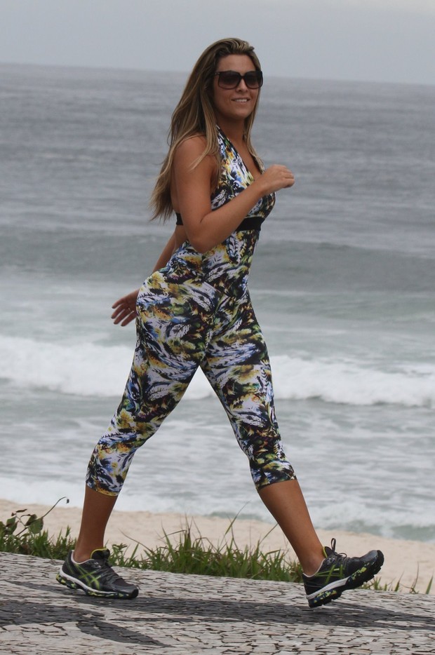 A ex-BBB Monique caminha na orla da Barra, no Rio (Foto: Dilson Silva / AgNews)