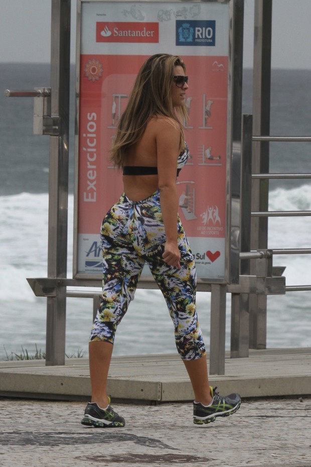 A ex-BBB Monique caminha na orla da Barra, no Rio (Foto: Dilson Silva / AgNews)
