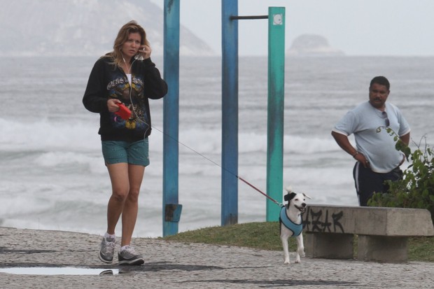 Ellen Jabour caminha na orla da Barra (Foto: Dilson Silva / AgNews)