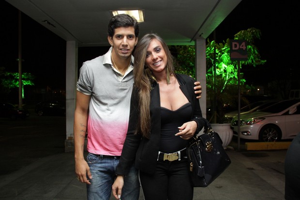 Nicole Bahls e o namorado Victor Ramos em churrascaria no Rio (Foto: Graça Paes/ Divulgação)