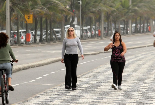 Vera Fischer caminha na orla do Leblon, no Rio (Foto: Wallace Barbosa / AgNews)