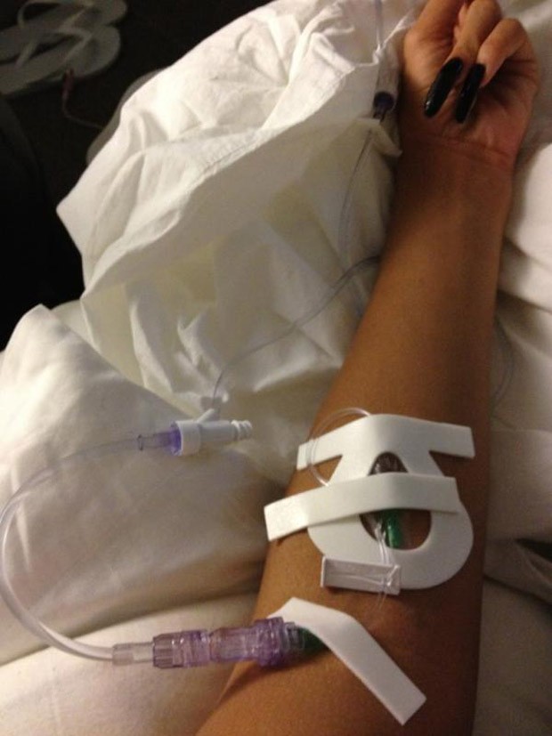 Rihanna posta foto do braço com soro (Foto: Twitter / Reprodução)