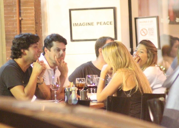Marcelo Serrado com a noiva e amigos em restaurante na Zona Sul do Rio (Foto: Fausto Candelária/ Ag. News)