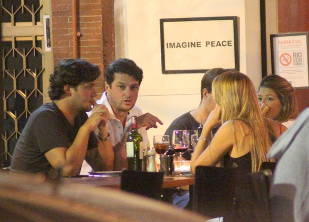 Marcelo Serrado com a noiva e amigos em restaurante na Zona Sul do Rio (Foto: Fausto Candelária/ Ag. News)
