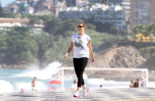 Luana Piovani caminha na praia (Foto: André Freitas/ Ag. News)