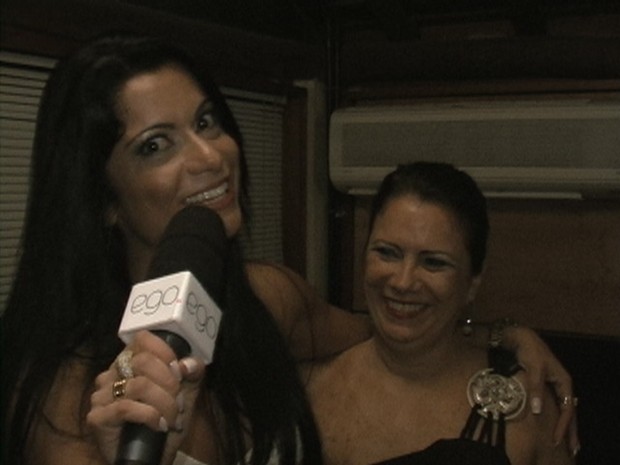 Dani Sperle com a mãe Lúcia em entrevista ao EGO (Foto: Léo Martinez/EGO)