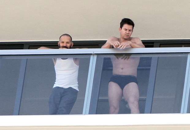 Mark Wahlberg de cueca em varanda de hotel em Miami, nos Estados Unidos (Foto: Grosby Group/ Agência)