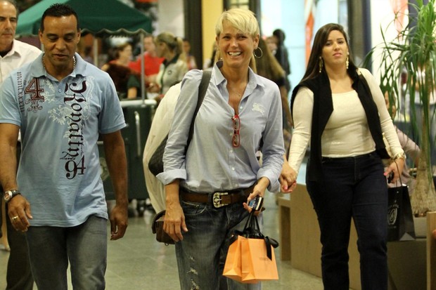 Xuxa passeia em shopping do Rio (Foto: Marcello Sá Barreto / Photo Rio News)
