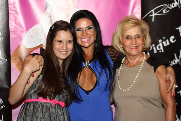 Solange Gomes comemora seus 38 anos com a filha Stephanie e a mãe Vânia em restaurante no Zona Oeste do Rio (Foto: Marcello Sá Barretto/ Photo Rio News)