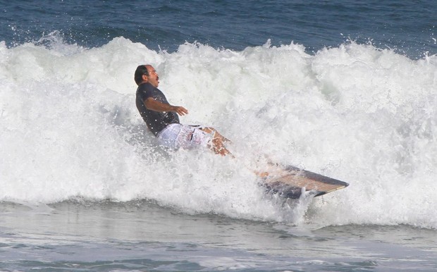 Humberto Martins surfa na praia da Macumba, no Rio (Foto: Delson Silva/AgNews)