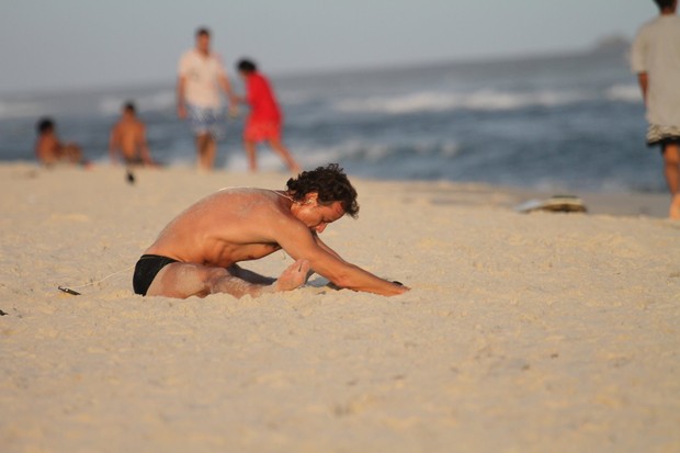 Marcello Novaes na praia (Foto: Dilson Silva / AgNews)