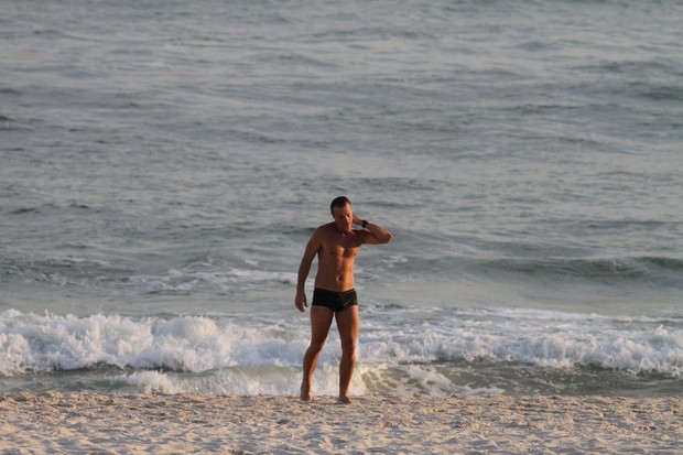 Marcello Novaes na praia (Foto: Dilson Silva / AgNews)
