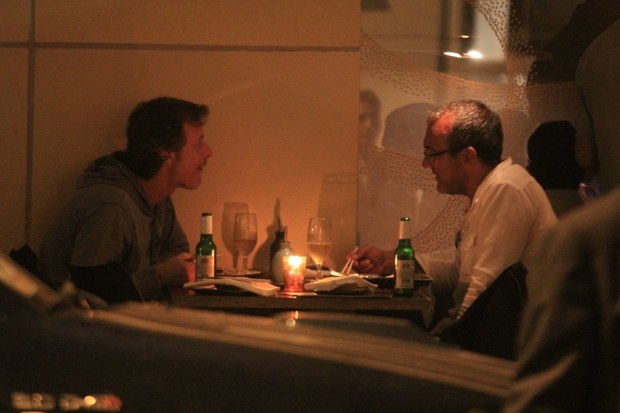 Marcello Novaes com amigos em restaurante na Zona Sul do Rio (Foto: Rodrigo dos Anjos / Ag. News)