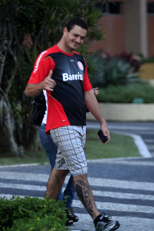 O ex-BBB Rafa passeia na Barra  (Foto: Marcos Ferreira / Photo Rio News)