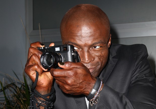 Seal dá uma de paparazzo em festa de lançamento do programa 'The Voice' (Foto: Getty Images)