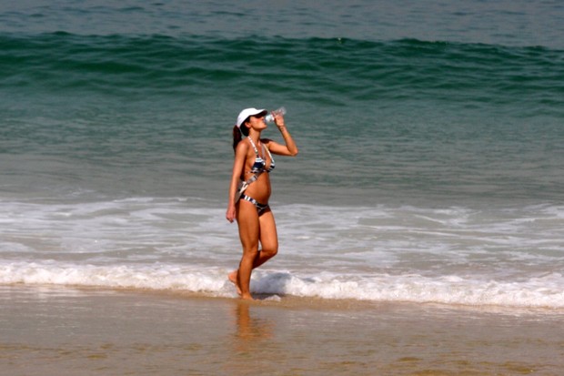 Cynthia Howlett caminha na praia (Foto: Edson Teófilo / Photo Rio News)