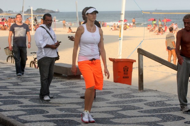 Luana Piovani caminha na orla (Foto: Edson Teófilo / Photo Rio News)