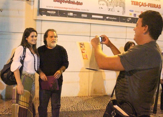 Tony Ramos tira foto com fã após assistir ao musical ‘Cabaret’ no Rio (Foto: Fausto Candelária/ Ag. News)
