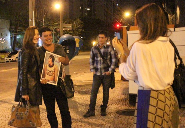 Claudia Raia tira foto com fã após assistir ao musical ‘Cabaret’ no Rio (Foto: Fausto Candelária/ Ag. News)