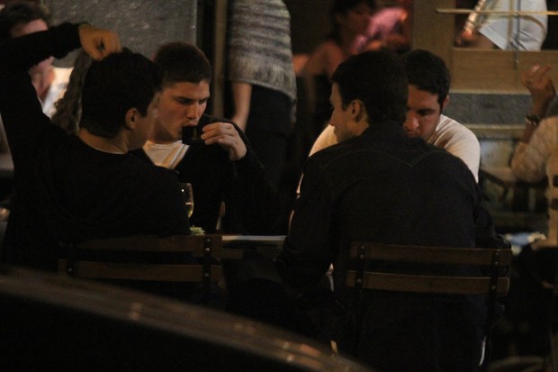 Rômulo Arantes Neto com amigos em restaurante na Zona Sul do Rio (Foto: Rodrigo dos Anjos / Ag. News)