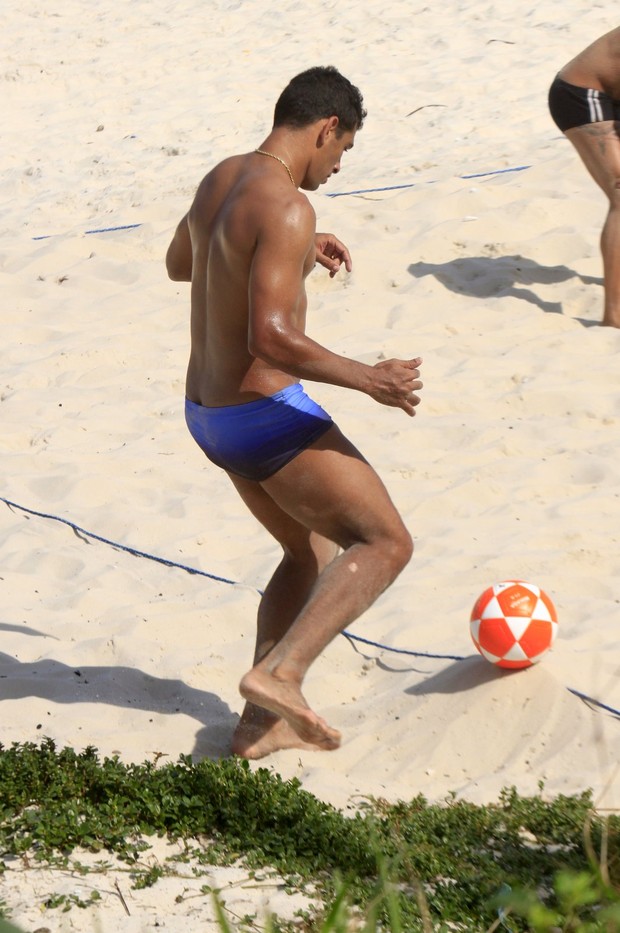 Diego Souza jogando futevolei (Foto: Marcos Ferreira/ Photo Rio News)