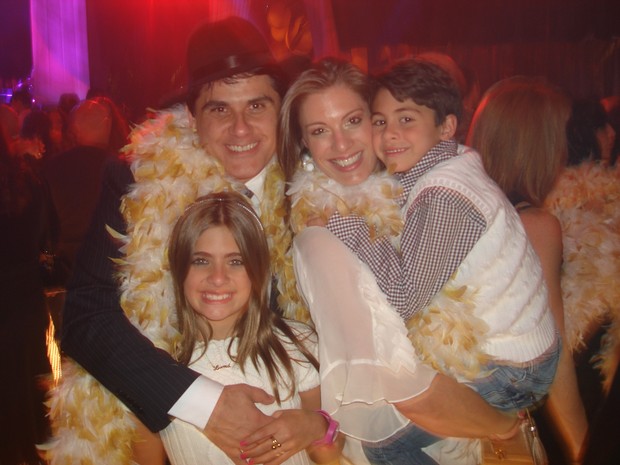 A família reunida: Elaine e César com os filhos, Luma e Luigi (Foto: Arquivo Pessoal/Divulgação)