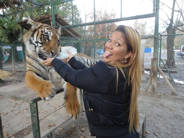 Mulher Filé da mamadeira para tigre (Foto: BDR/ Divulgação)