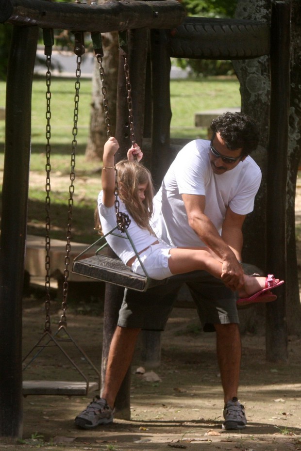 Marcos Palmeira brinca com a filha em parquinho  (Foto: Edson Teófilo / Photo Rio News)