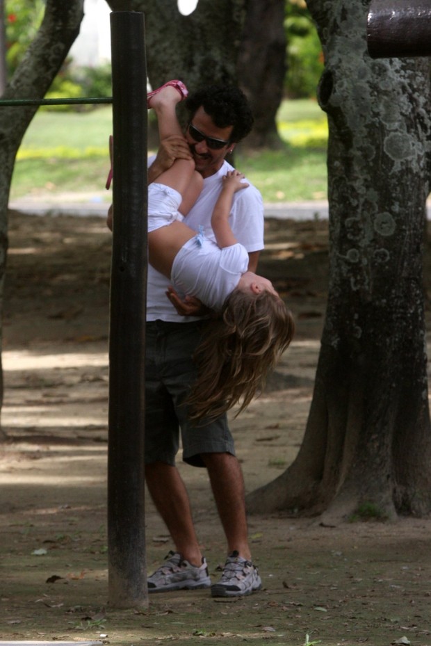 Marcos Palmeira brinca com a filha em parquinho (Foto: Edson Teófilo / Photo Rio News)
