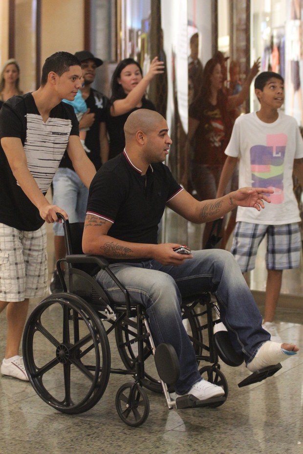 Adriano vai a shopping no Rio em cadeira de rodas (Foto: Marcus Pavão / AgNews)