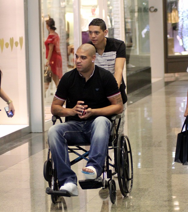 Adriano vai a shopping no Rio em cadeira de rodas (Foto: Marcus Pavão / AgNews)
