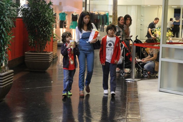 Ana Lima leva os filhos ao cinema em shopping no Rio (Foto: Daniel Delmiro / AgNews)