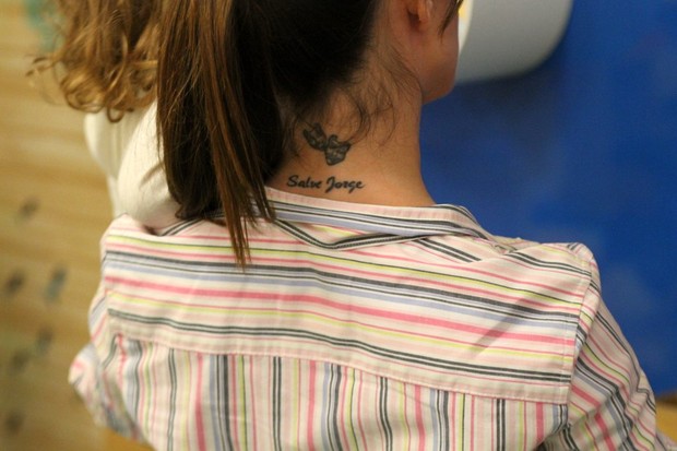 Viviane Victorette e a tatutagem 'Salve Jorge' (Foto: Daniel Delmiro/Agnews)